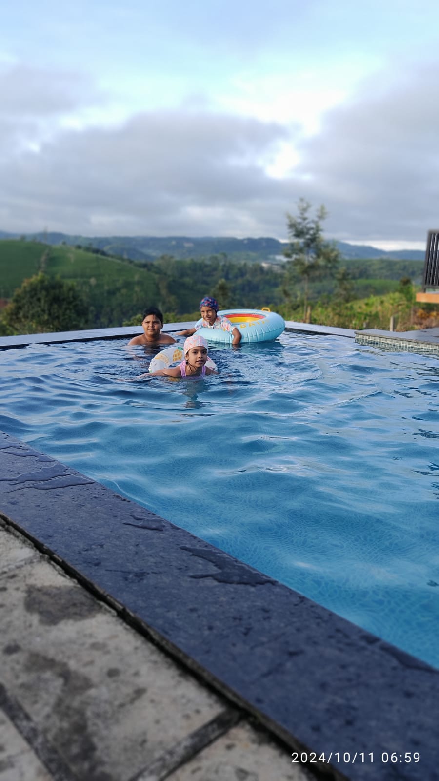 Sylvan Retreat: Luxury Hilltop Villa with Infinity Pool, Vagamon