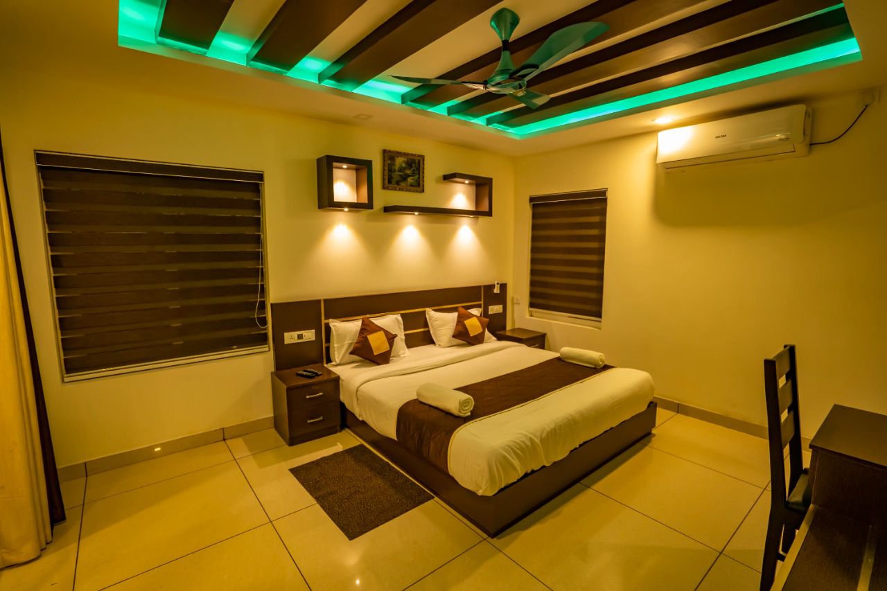 Luxury 4BHK Villa with Private Pool in Munnar – Family & Group Retreat