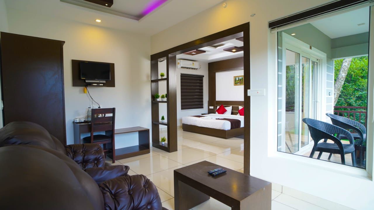Luxury 4BHK Villa with Private Pool in Munnar – Family & Group Retreat