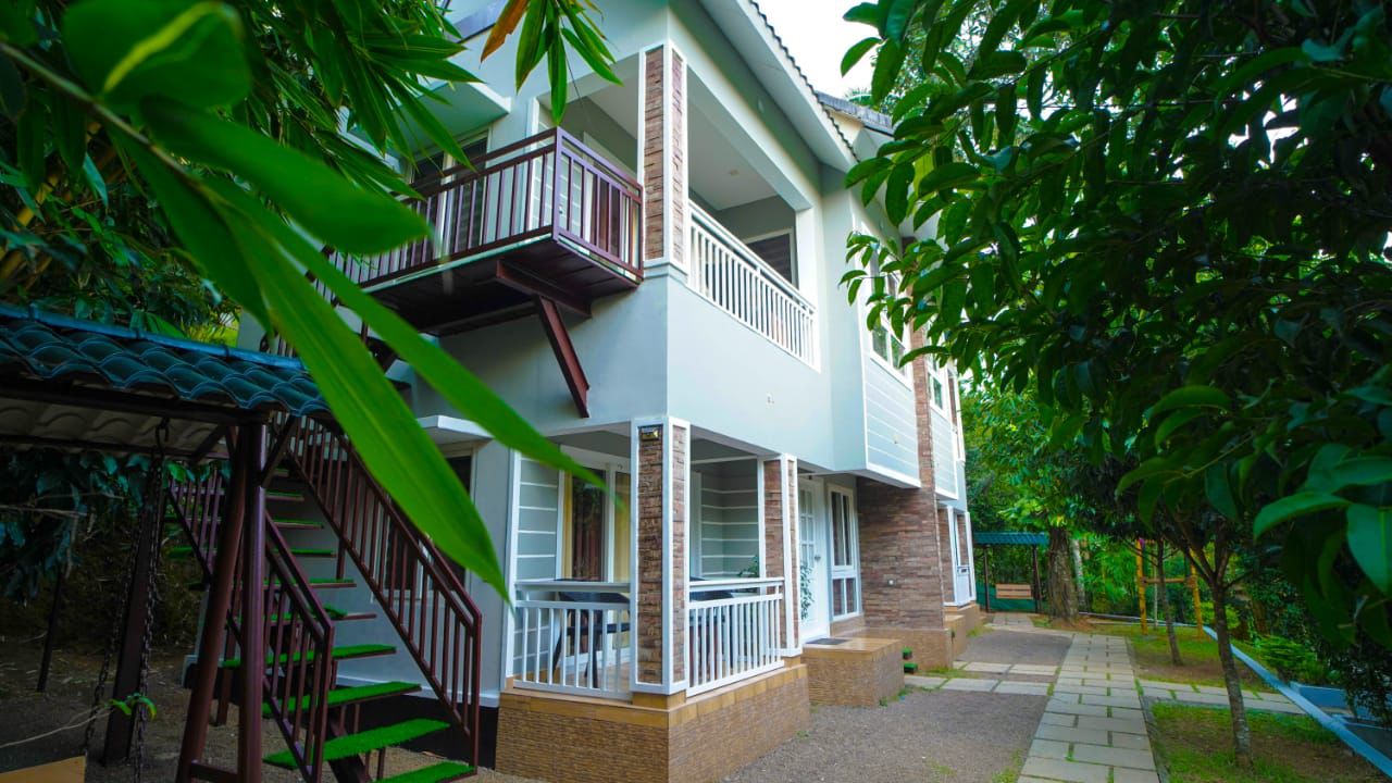 Luxury 4BHK Villa with Private Pool in Munnar – Family & Group Retreat