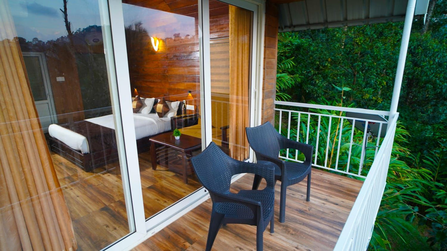 Luxury 4BHK Villa with Private Pool in Munnar – Family & Group Retreat