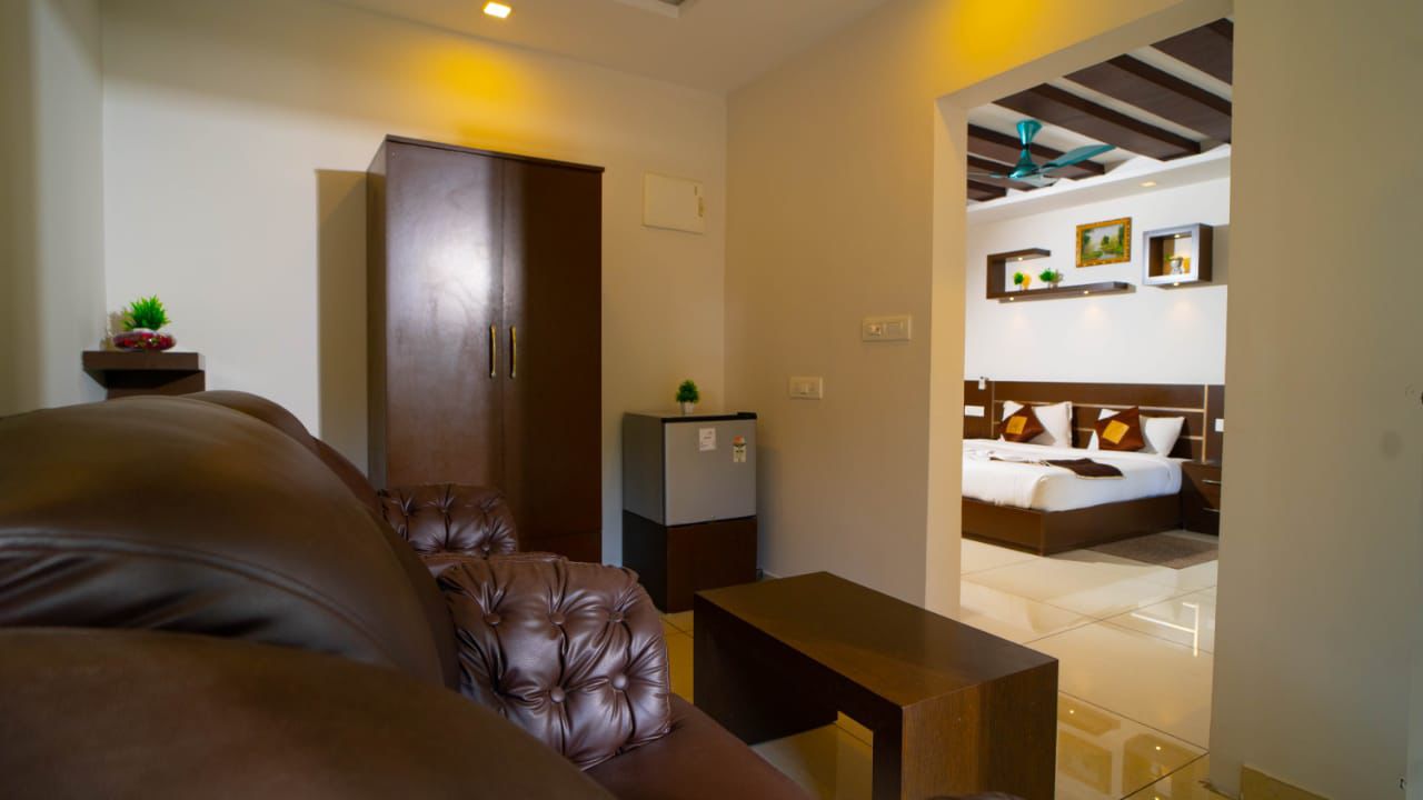 Luxury 4BHK Villa with Private Pool in Munnar – Family & Group Retreat