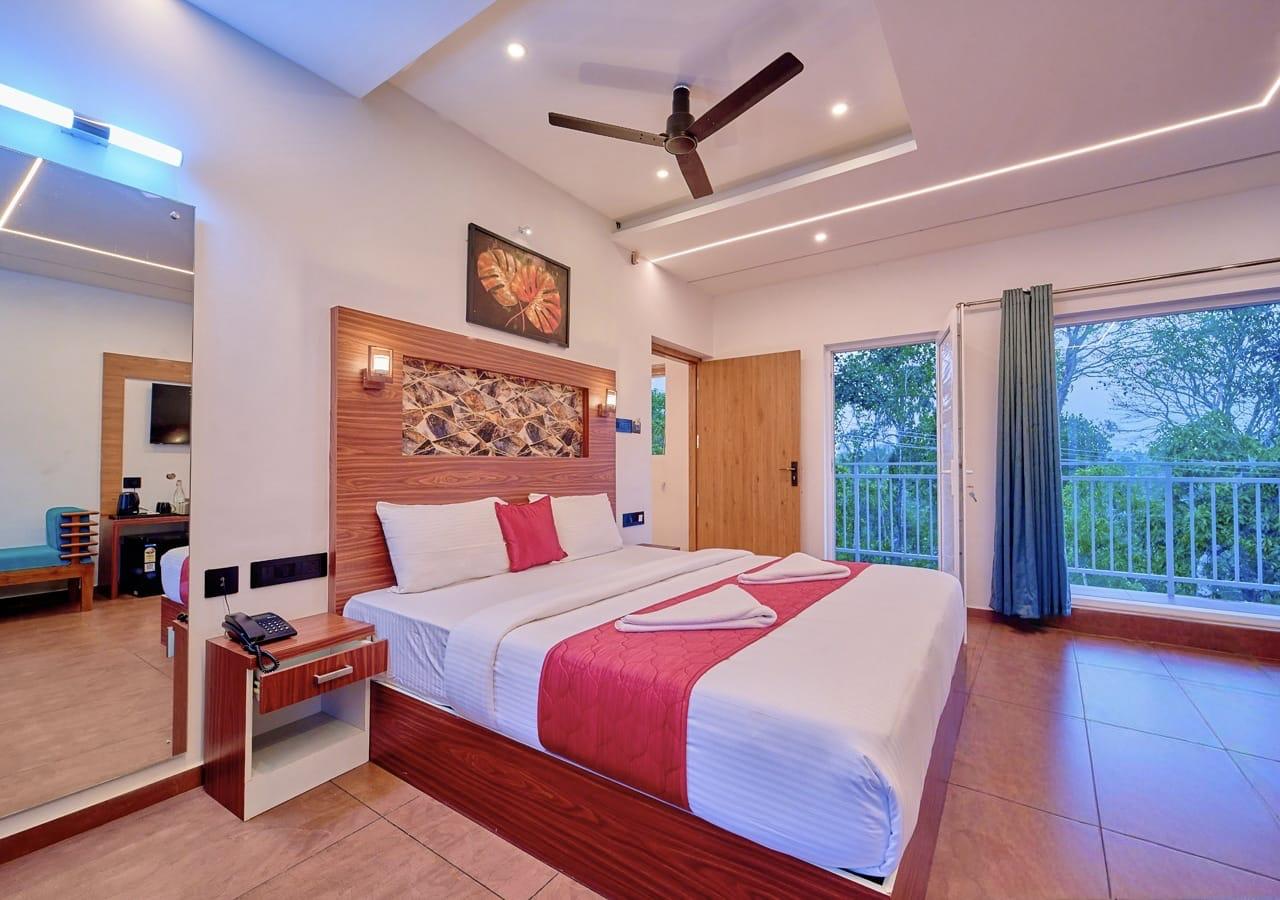 Modern Luxury 5BHK Pool Villa in Munnar – Premium Family Retreat
