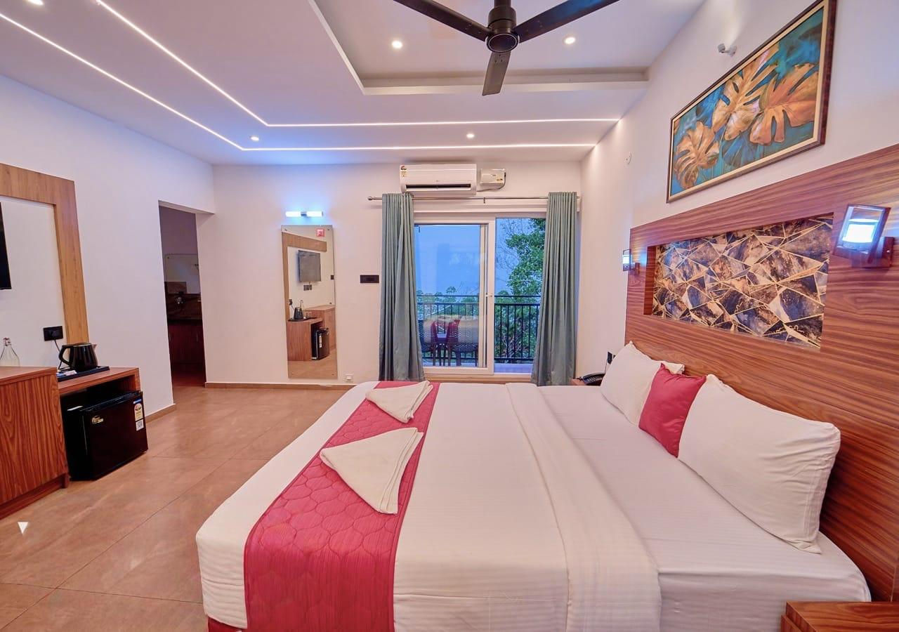 Modern Luxury 5BHK Pool Villa in Munnar – Premium Family Retreat