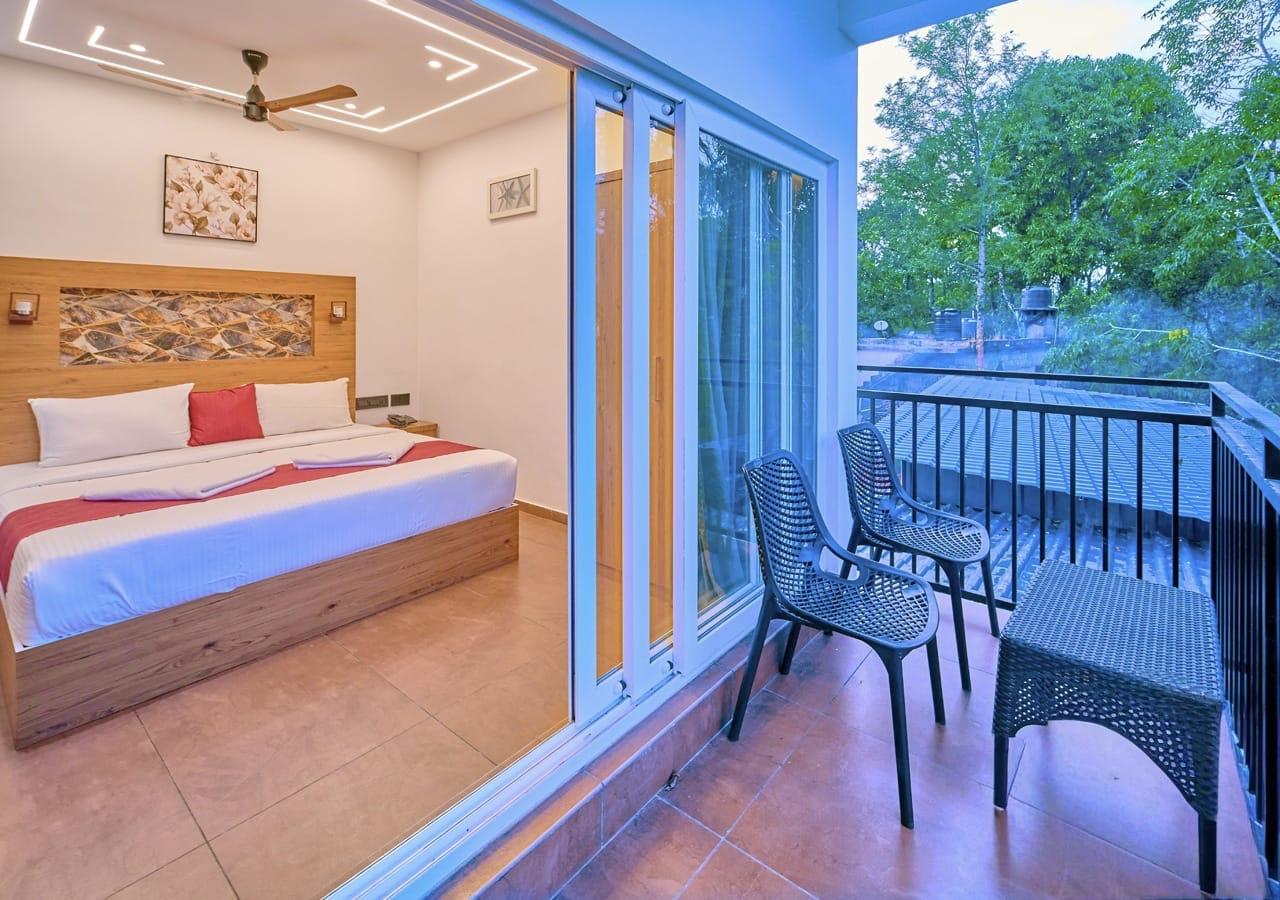Modern Luxury 5BHK Pool Villa in Munnar – Premium Family Retreat