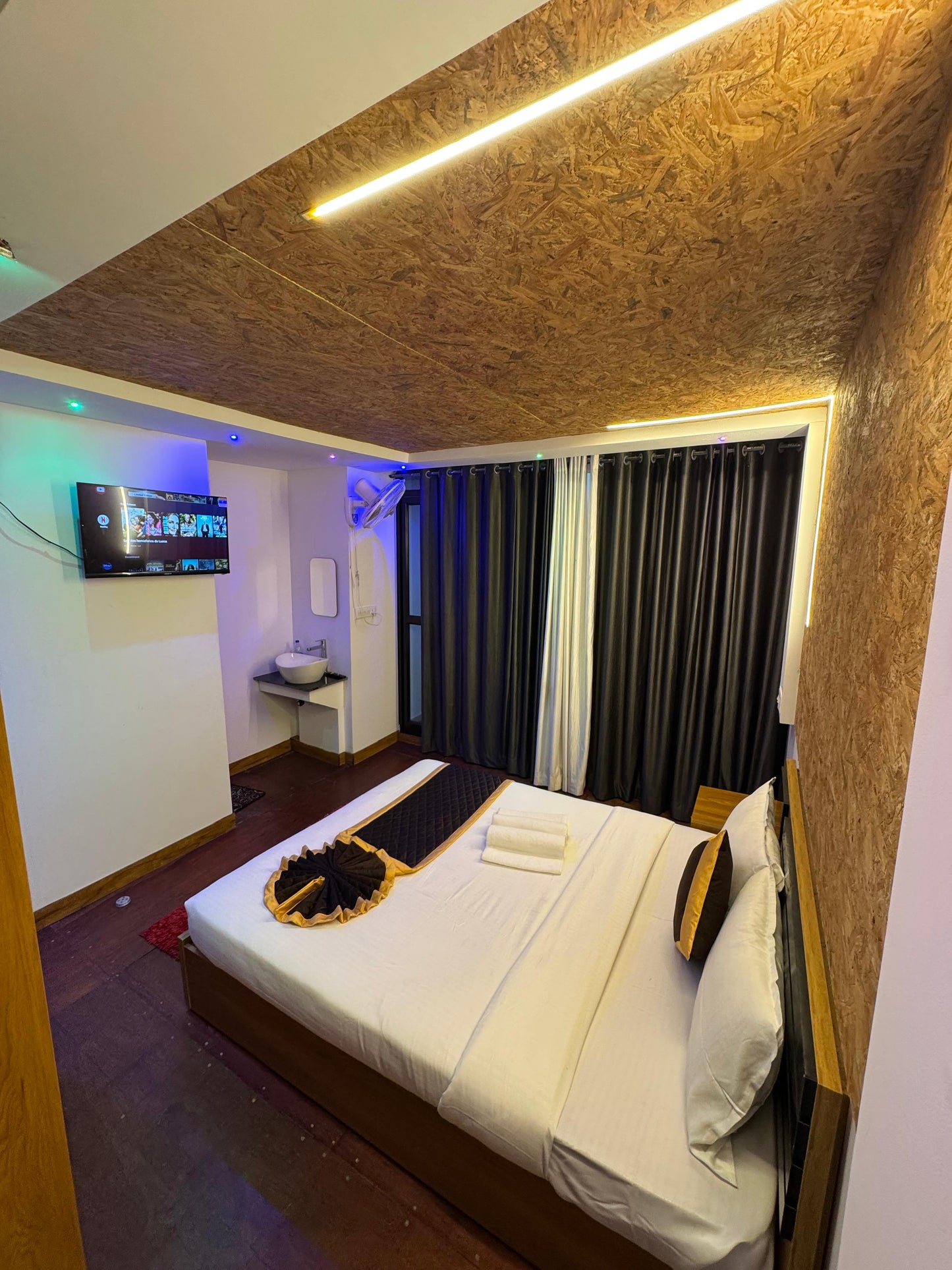 5BHK Pool Villa in Wayanad with Private River Stream – Luxury Nature Retreat