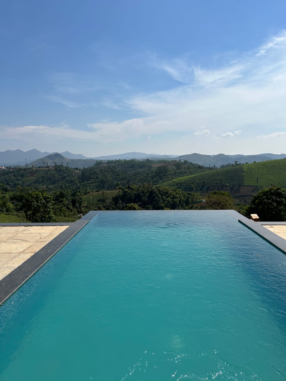 Sylvan Retreat: Luxury Hilltop Villa with Infinity Pool, Vagamon
