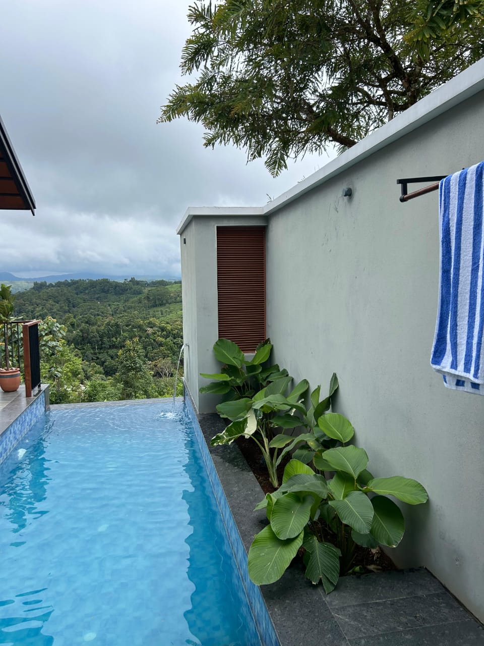 Sylvan Retreat: Luxury Hilltop Villa with Infinity Pool, Vagamon