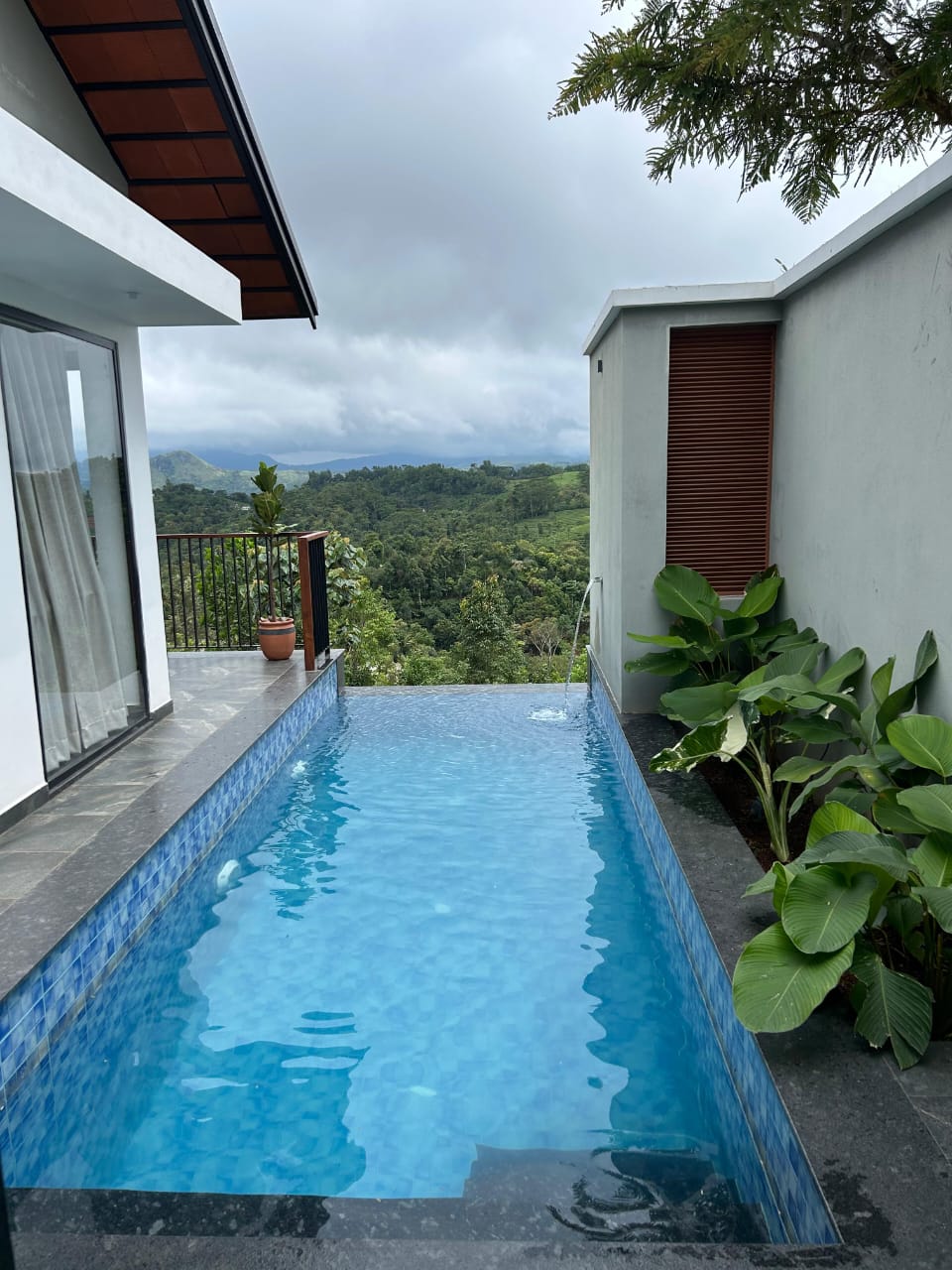 Sylvan Retreat: Luxury Hilltop Villa with Infinity Pool, Vagamon