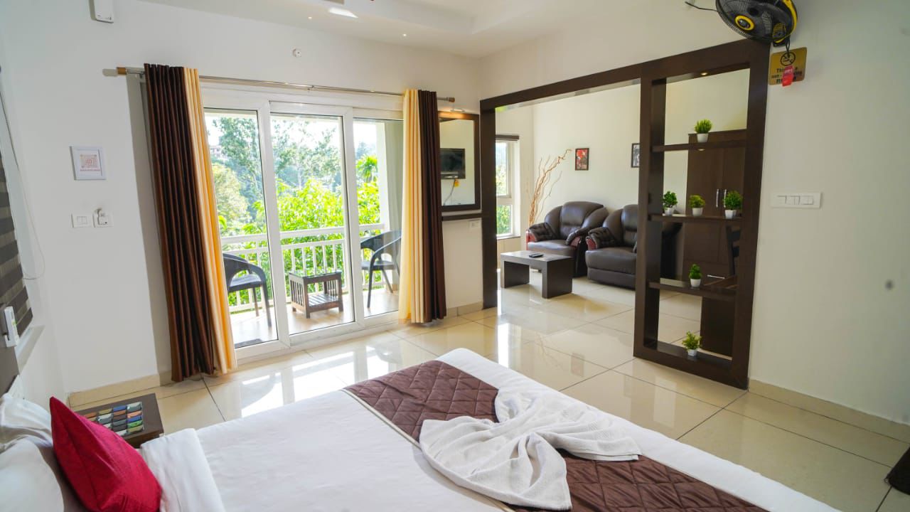 Luxury 4BHK Villa with Private Pool in Munnar – Family & Group Retreat